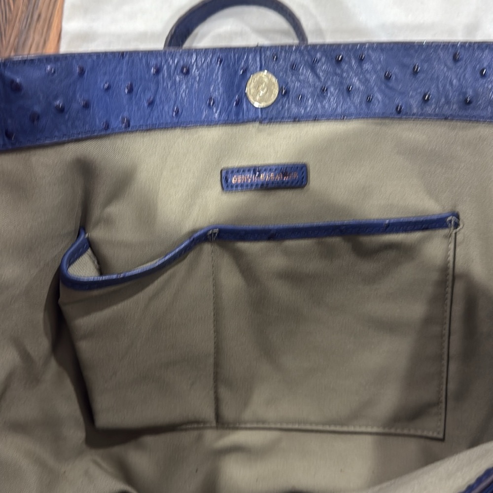 G.I.L.I. Blue Leather Shoulder Bag with Adjustable Strap/Gold Hardware - Picture 8 of 9